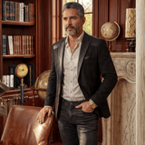 Blazer negro en ambiente interior, look sofisticado y de lujo.