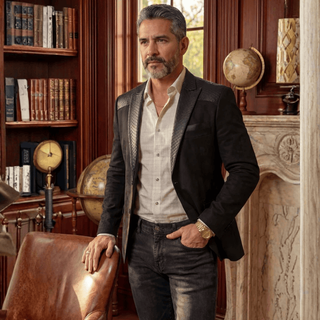 Blazer negro en ambiente interior, look sofisticado y de lujo.