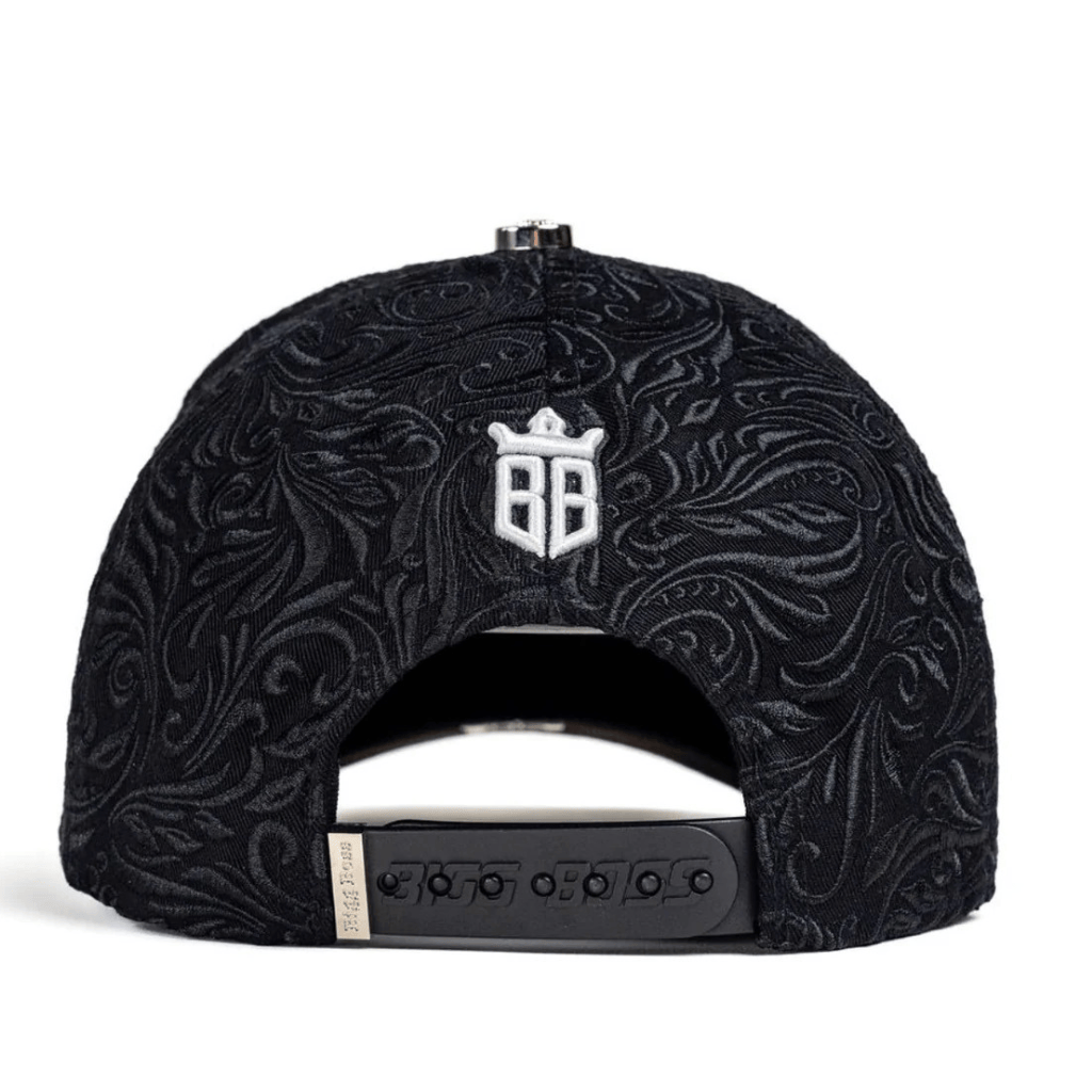 Parte posterior con broche ajustable y logotipo bordado.