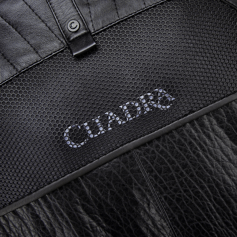 Acercamiento de la parte trasera, mostrando el logotipo “Cuadra”.