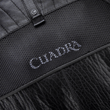 Acercamiento de la parte trasera, mostrando el logotipo “Cuadra”.