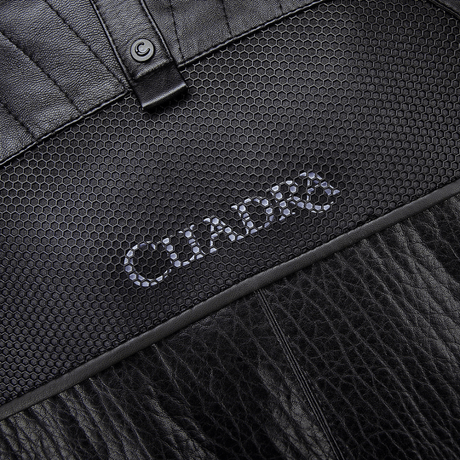 Acercamiento de la parte trasera, mostrando el logotipo “Cuadra”.