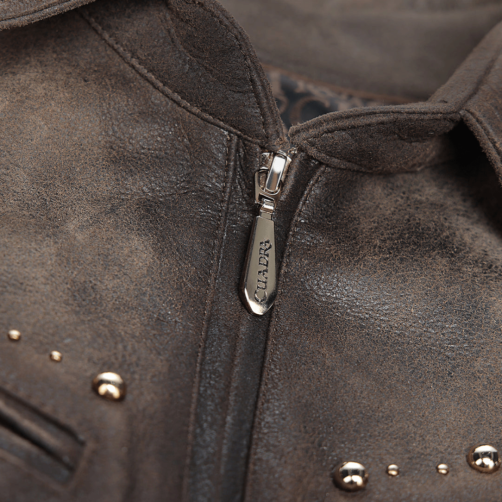 Detalle del cierre metálico con grabado de la marca Cuadra.