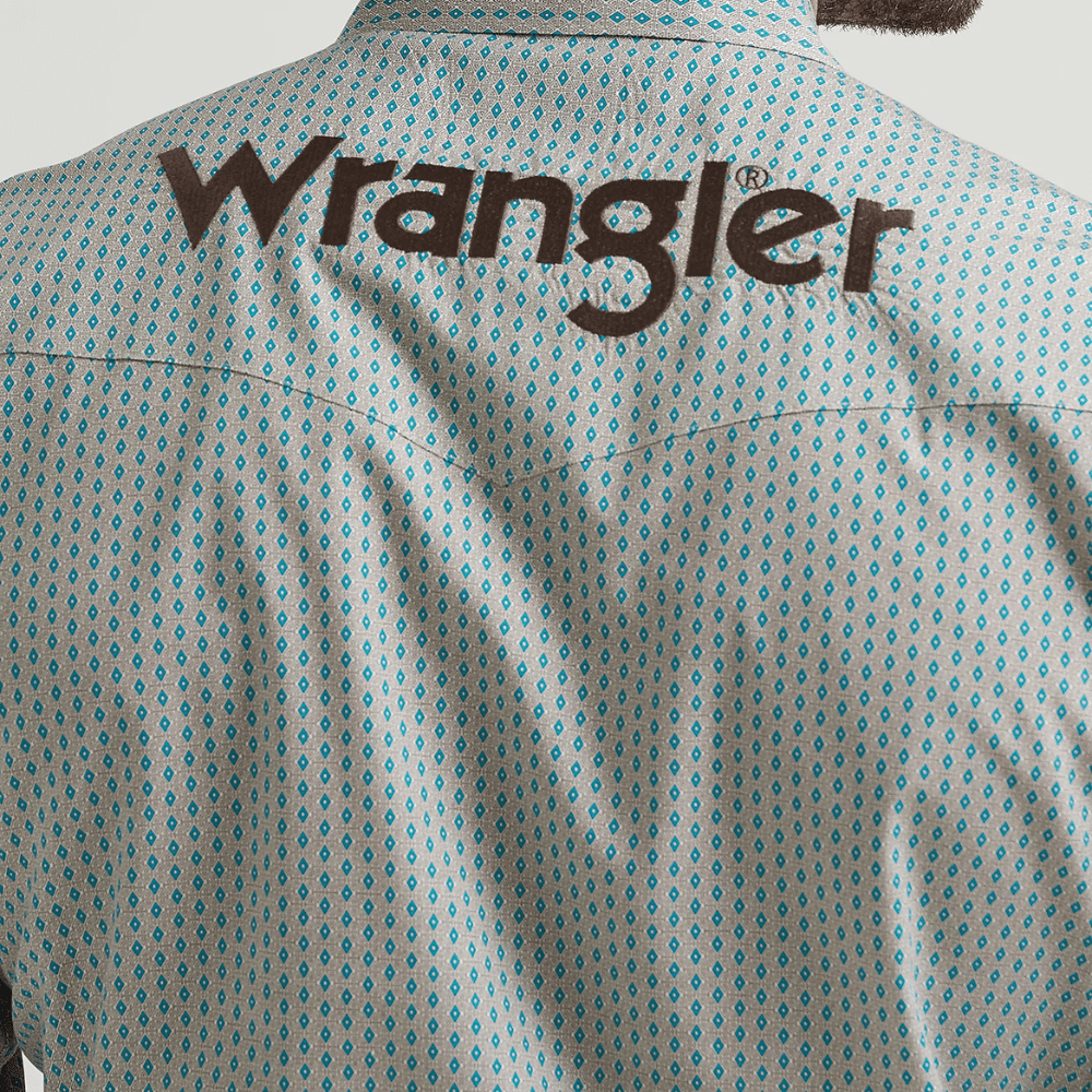 Detalle del bordado trasero del logotipo Wrangler sobre el patrón geométrico.