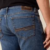Acercamiento a bolsillos traseros con logo Ariat.