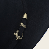 Acercamiento del accesorio metálico decorativo en el costado.