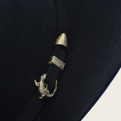 Acercamiento del accesorio metálico decorativo en el costado.