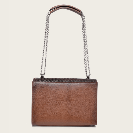 Vista trasera del bolso, en piel lisa marrón con correa de cadena.