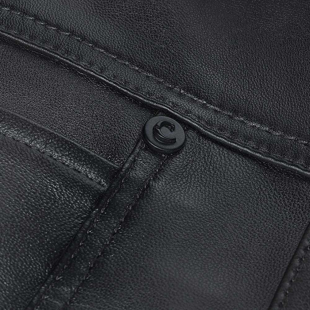 Toma en detalle de un bolsillo con botón grabado con la “C” de Cuadra.