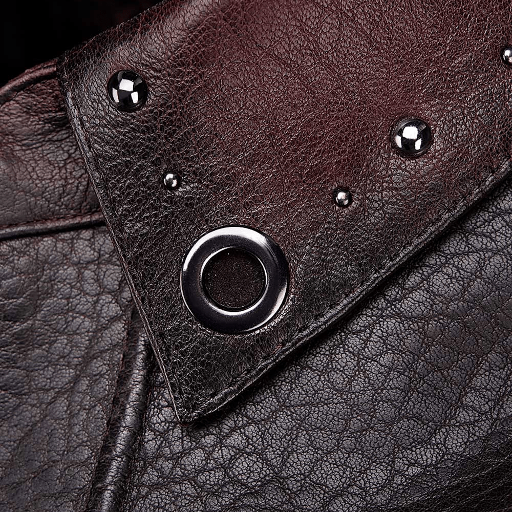 Detalle en primer plano del cuello, mostrando herrajes y remaches.