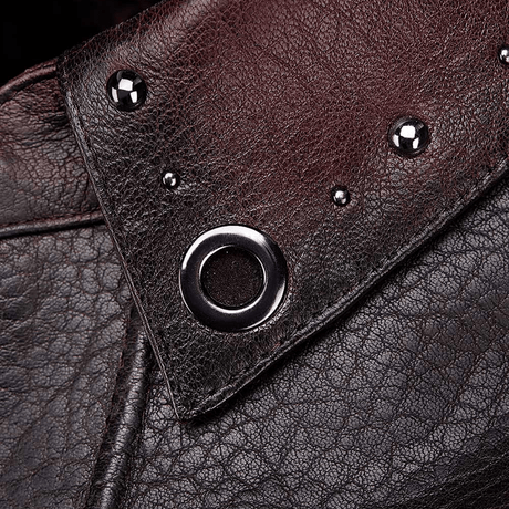 Detalle en primer plano del cuello, mostrando herrajes y remaches.