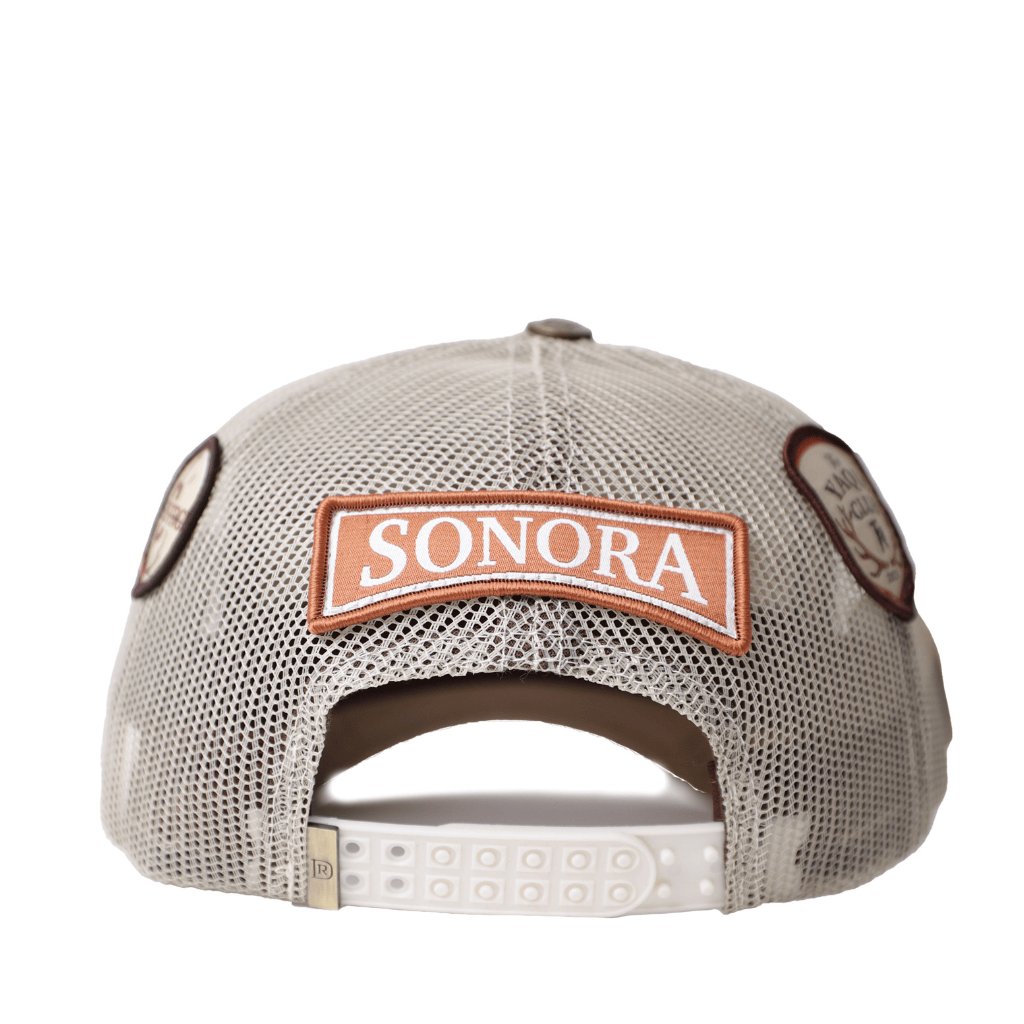 Vista trasera con etiqueta “Sonora” y ajuste snapback.