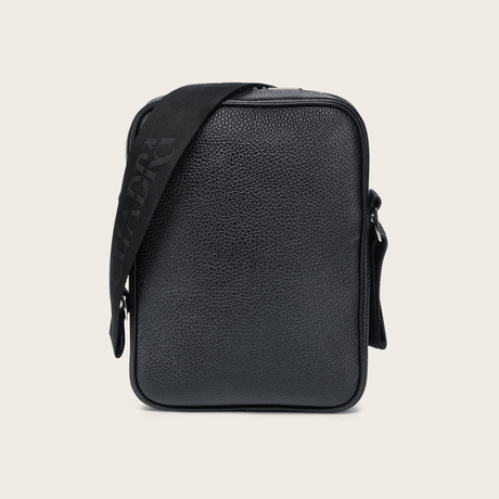 Parte trasera en piel lisa de grano fino.