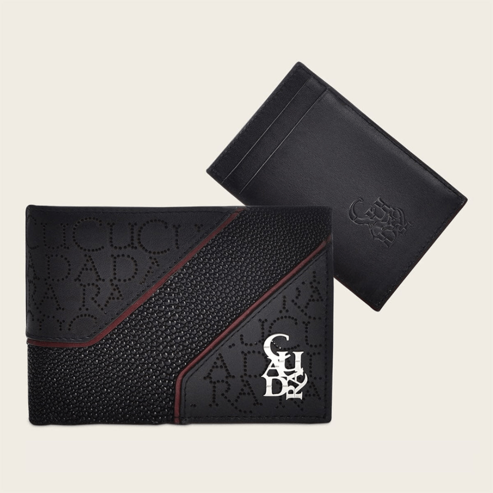 Vista del tarjetero externo en piel, práctico y accesible para tarjetas.