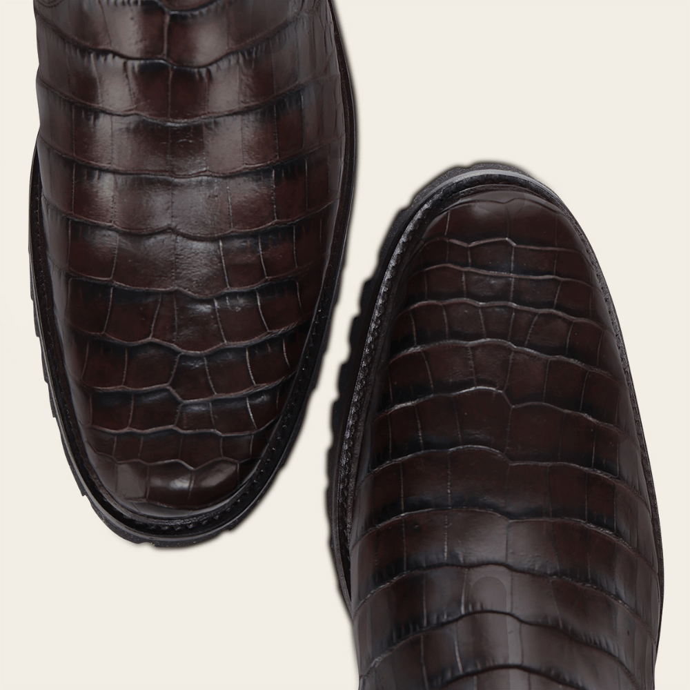 Detalle de la puntera y suela, evidenciando la textura del caimán.