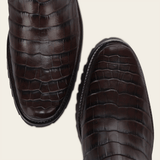 Detalle de la puntera y suela, evidenciando la textura del caimán.