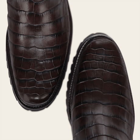 Detalle de la puntera y suela, evidenciando la textura del caimán.