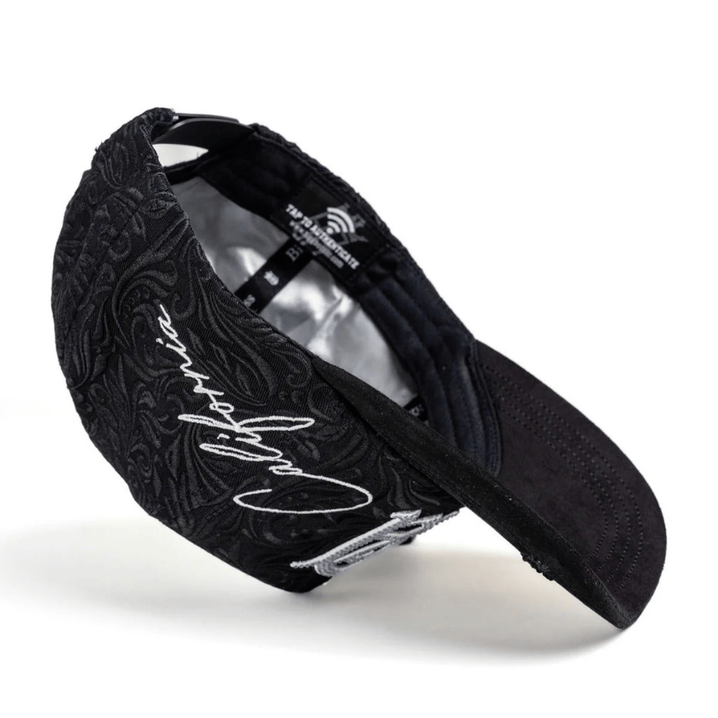 Interior estructurado y detalle de firma en la visera.