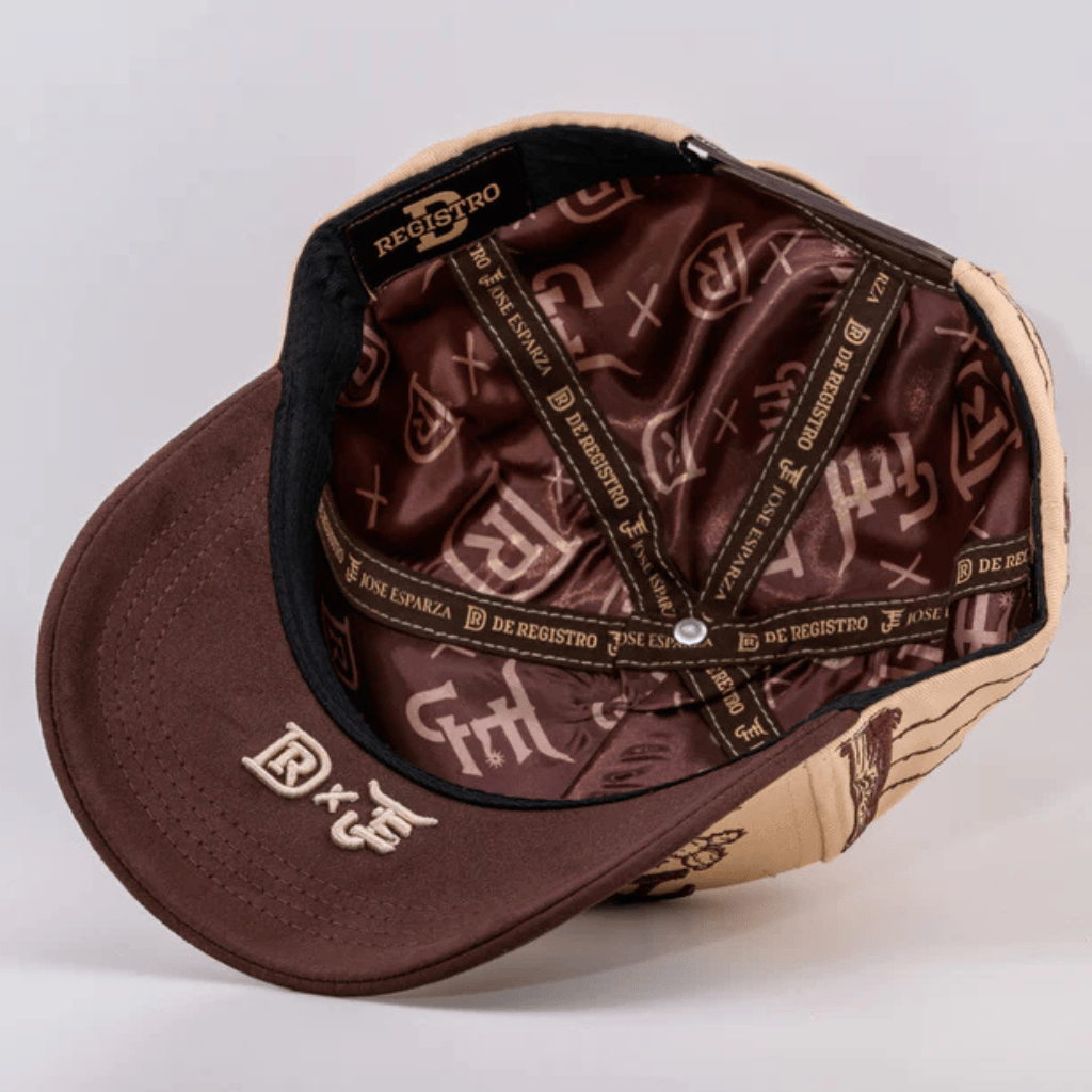 Interior de la gorra con forro estampado de la marca.