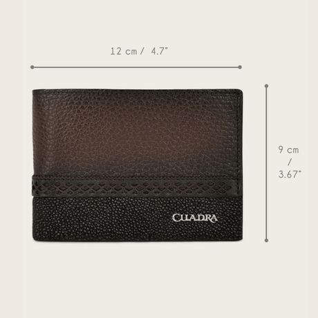 Cartera con medidas visibles y vista lateral mostrando su forma compacta.