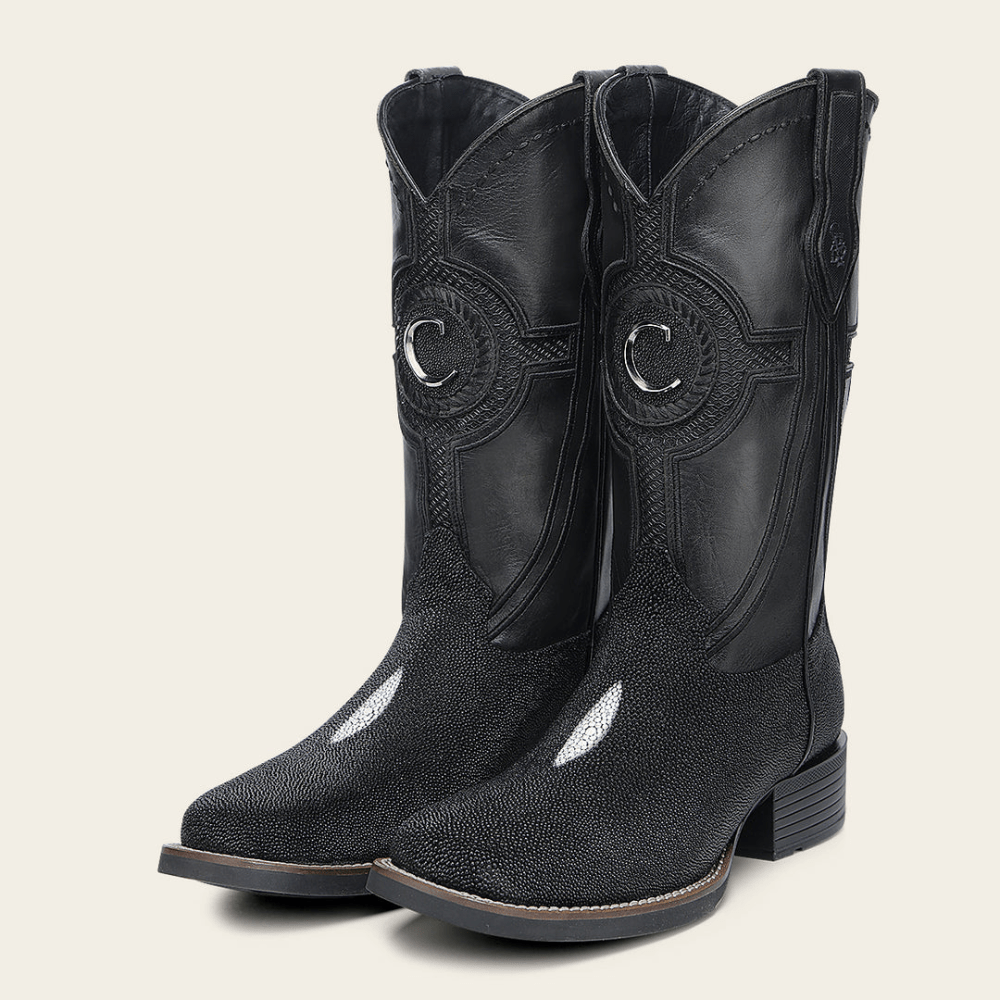 Par de botas juntas mostrando diseño frontal y lateral.