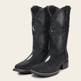 Par de botas juntas mostrando diseño frontal y lateral.