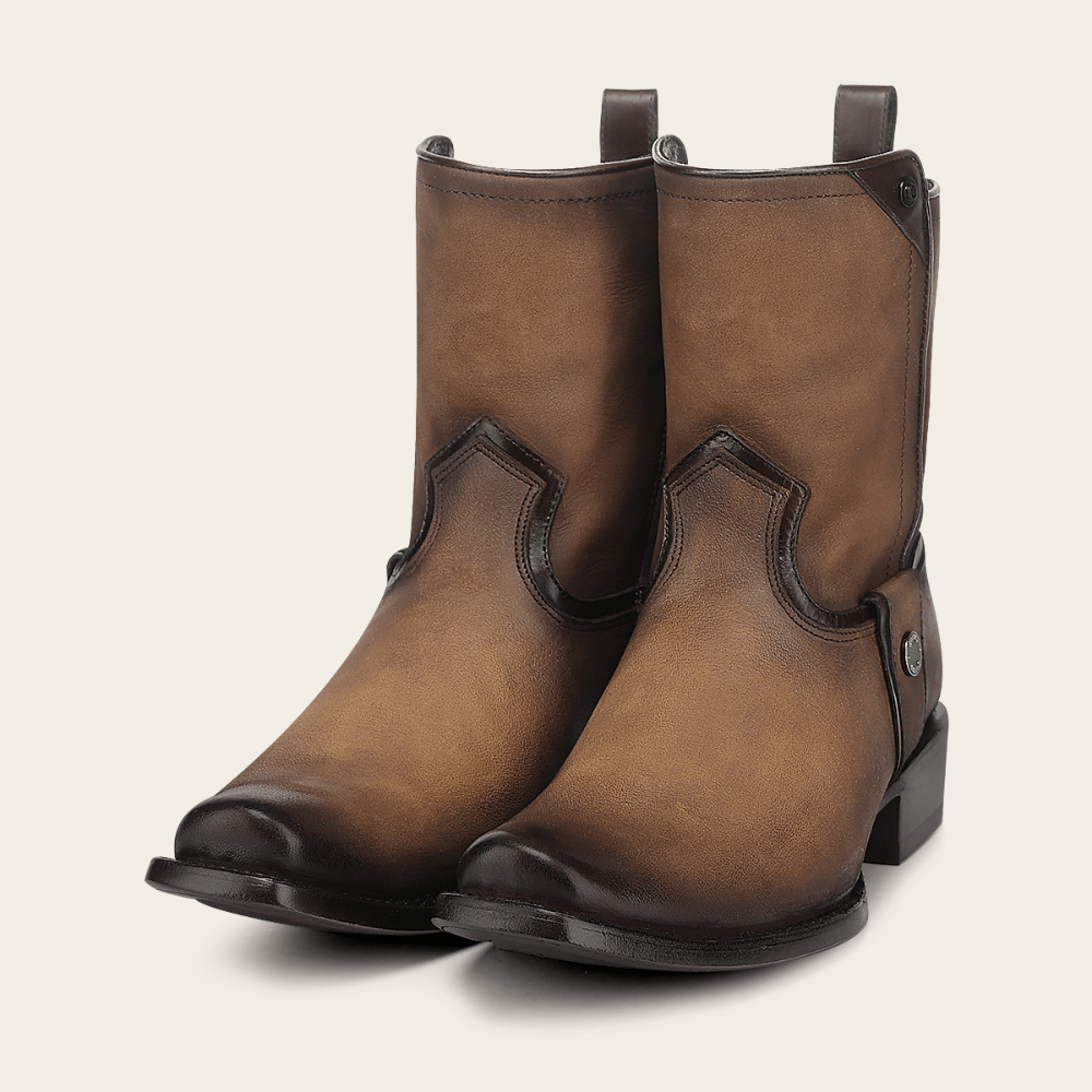 Par de botas juntas mostrando su estructura con porte.