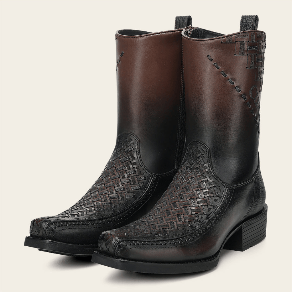 Ambas botas mostrando volumen y forma.