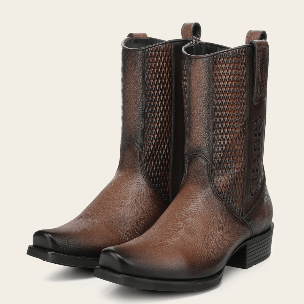 Par de botas mostrando el conjunto completo.