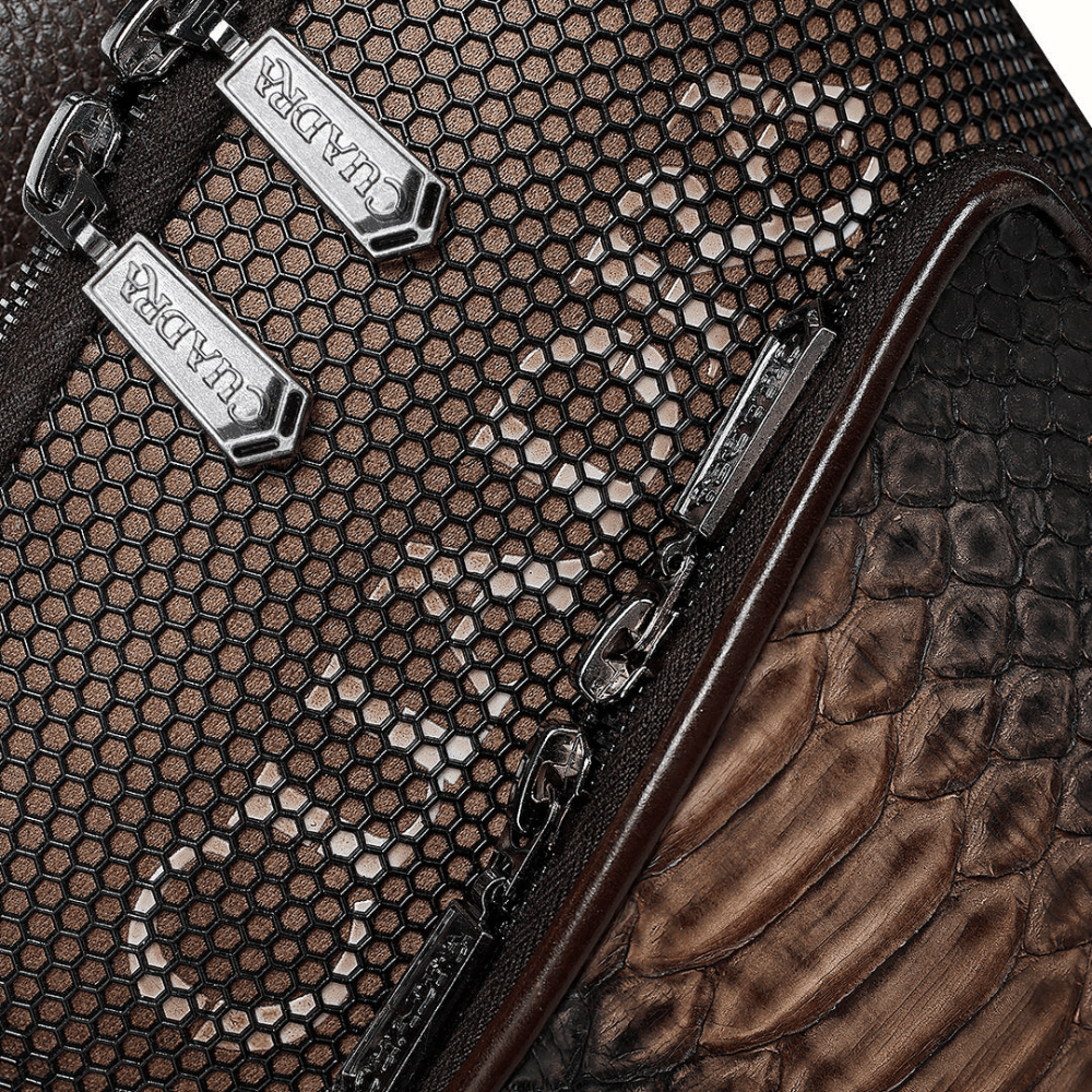 Primer plano de la textura única de pitón resaltando el patrón geométrico. natural.