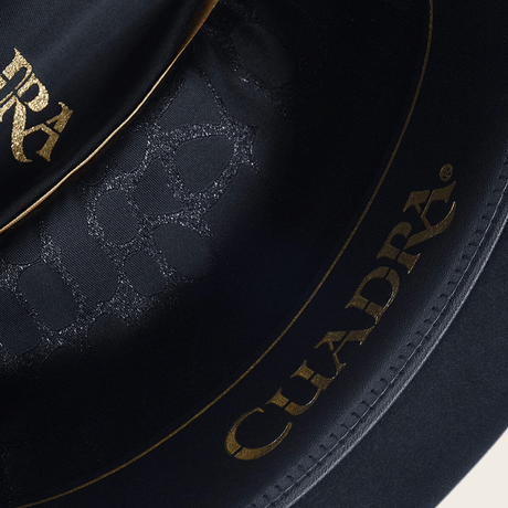 Detalle interior con marca Cuadra en dorado.