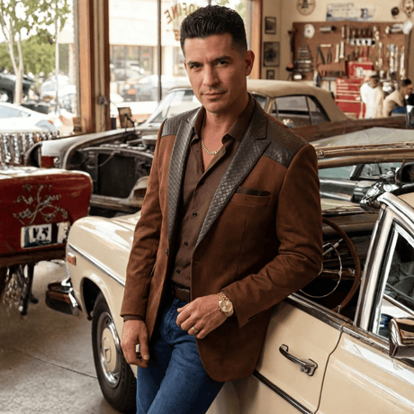 Blazer café en ambiente urbano, look casual elegante con carácter.