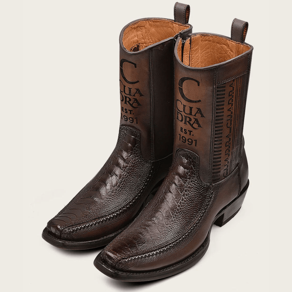 Par de botas mostrando el conjunto completo.