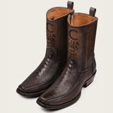 Par de botas mostrando el conjunto completo.