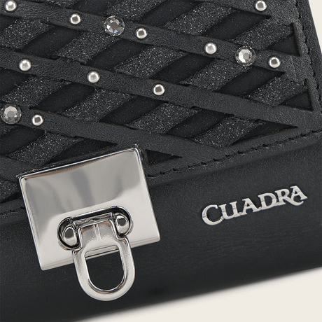 Vista que destaca el diseño trenzado y el acabado brillante del cuero.