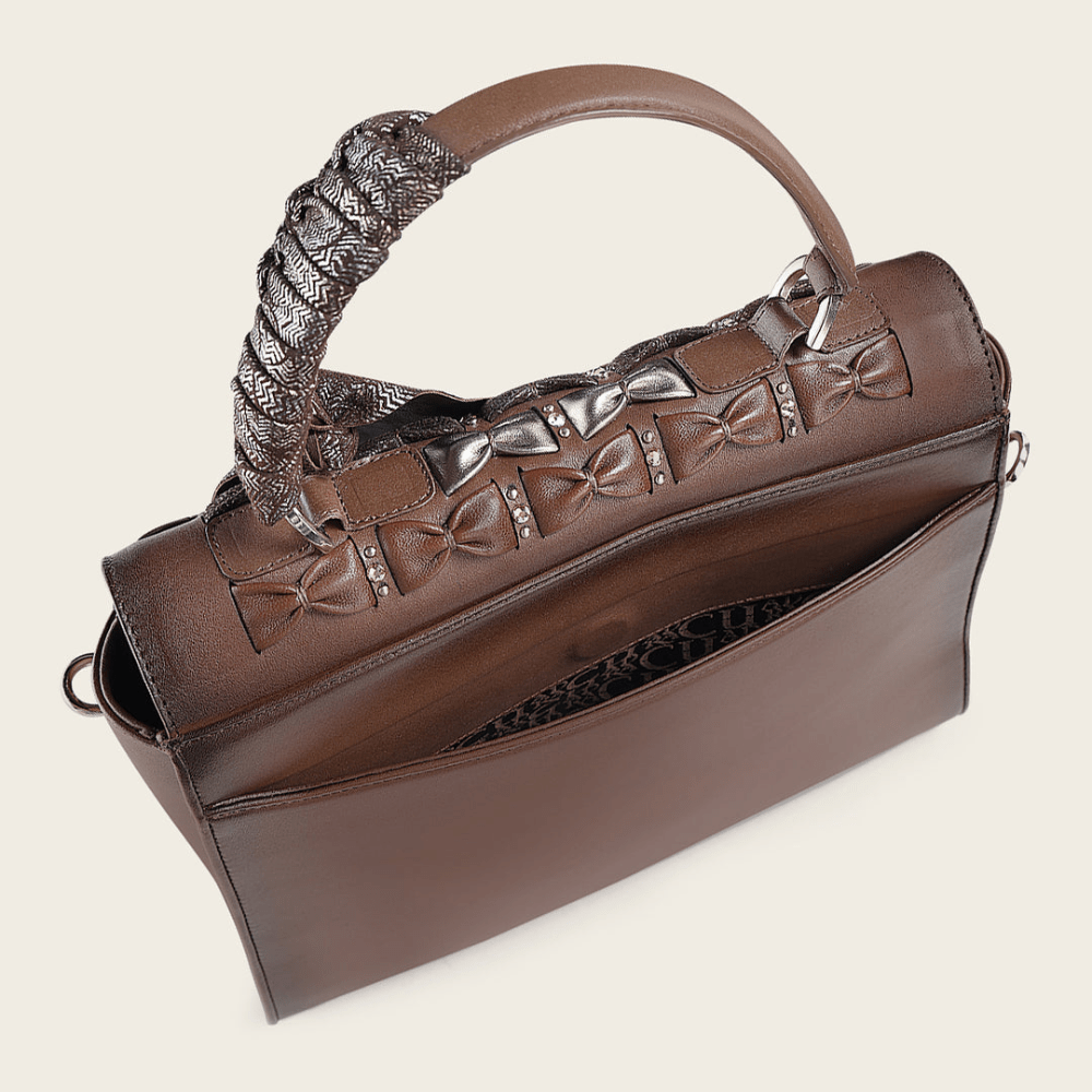 Vista superior del asa con mascada y detalle de los moños decorativos.