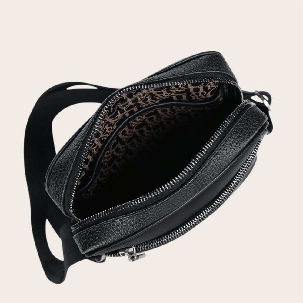 Interior del bolso abierto con compartimentos visibles.