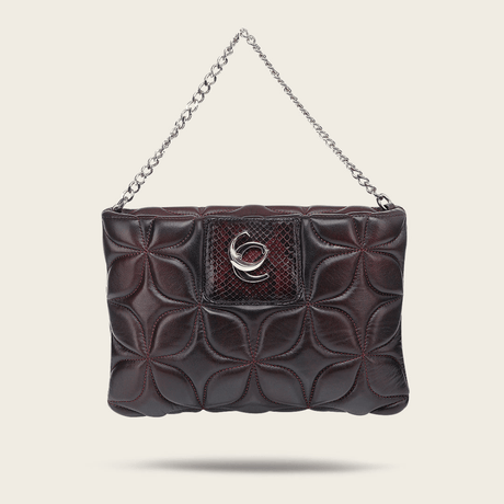 Vista frontal con asa de cadena corta.