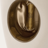 Vista interior del sombrero, mostrando el forro interno.