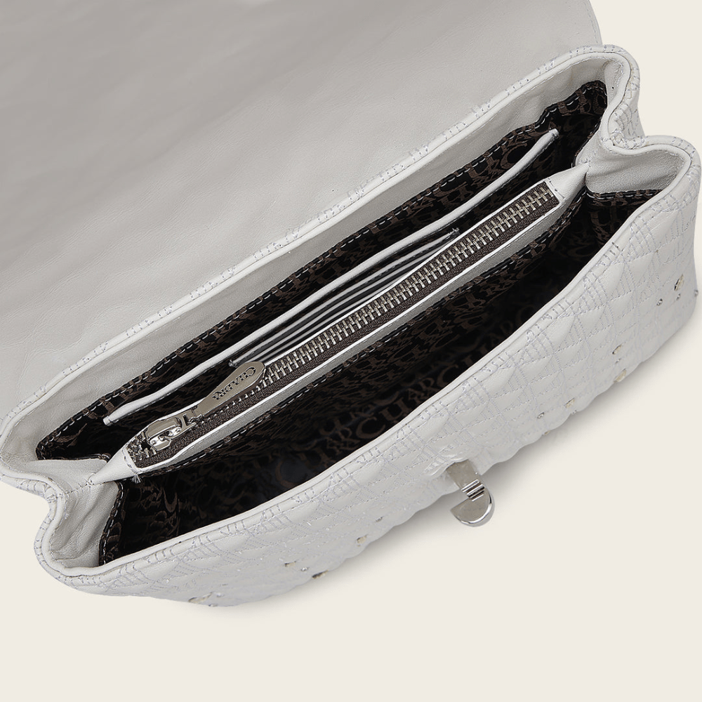 Interior del bolso con compartimentos, cierre y tarjeteros.