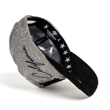 Interior estructurado y detalle de firma en la visera.