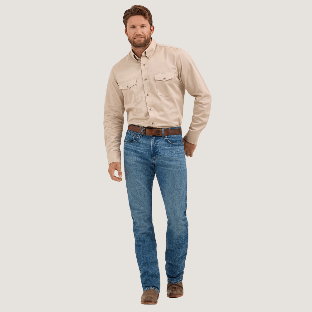 Modelo luciendo el pantalón con gran porte y estilo.