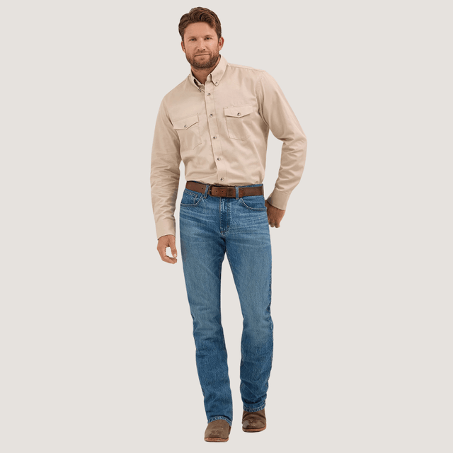 Modelo luciendo el pantalón con gran porte y estilo.