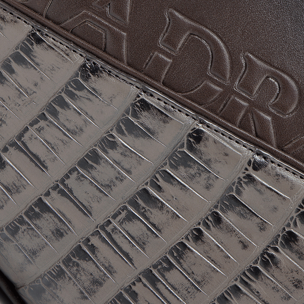 La textura de la piel resalta en cada detalle, mostrando su autenticidad.