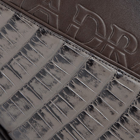 La textura de la piel resalta en cada detalle, mostrando su autenticidad.