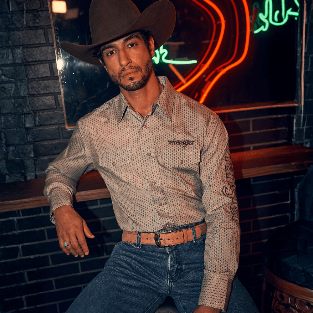 Hombre en un ambiente nocturno, look vaquero elegante y casual.