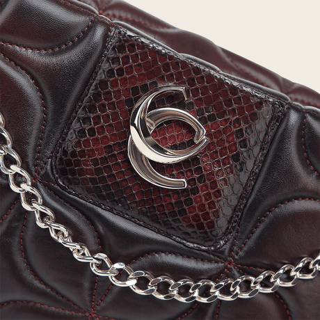 Detalle cercano del monograma metálico.