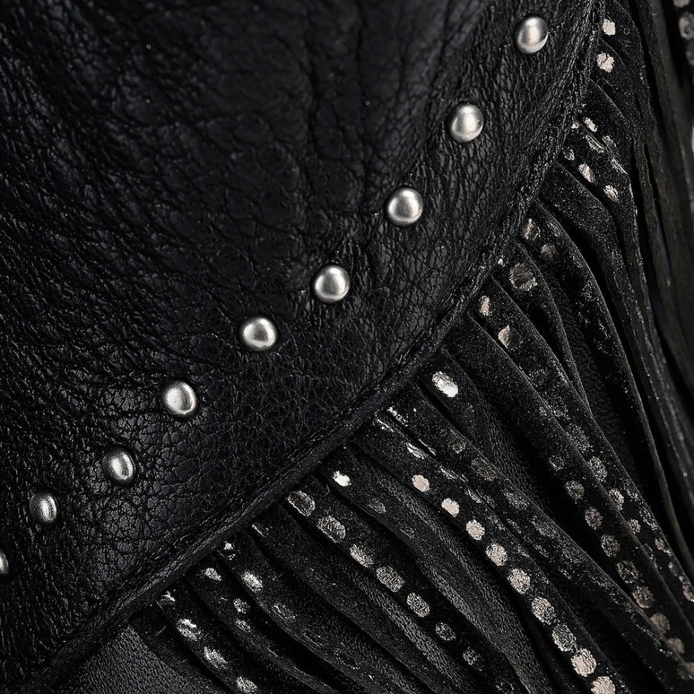 Acercamiento al diseño decorativo con estoperoles y líneas bordadas.