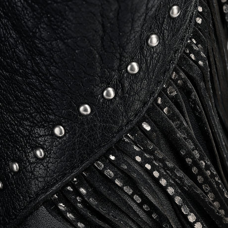 Acercamiento al diseño decorativo con estoperoles y líneas bordadas.