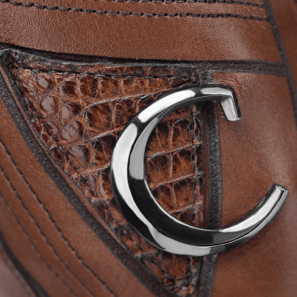 Acercamiento al herraje metálico “C” sobre el costado.